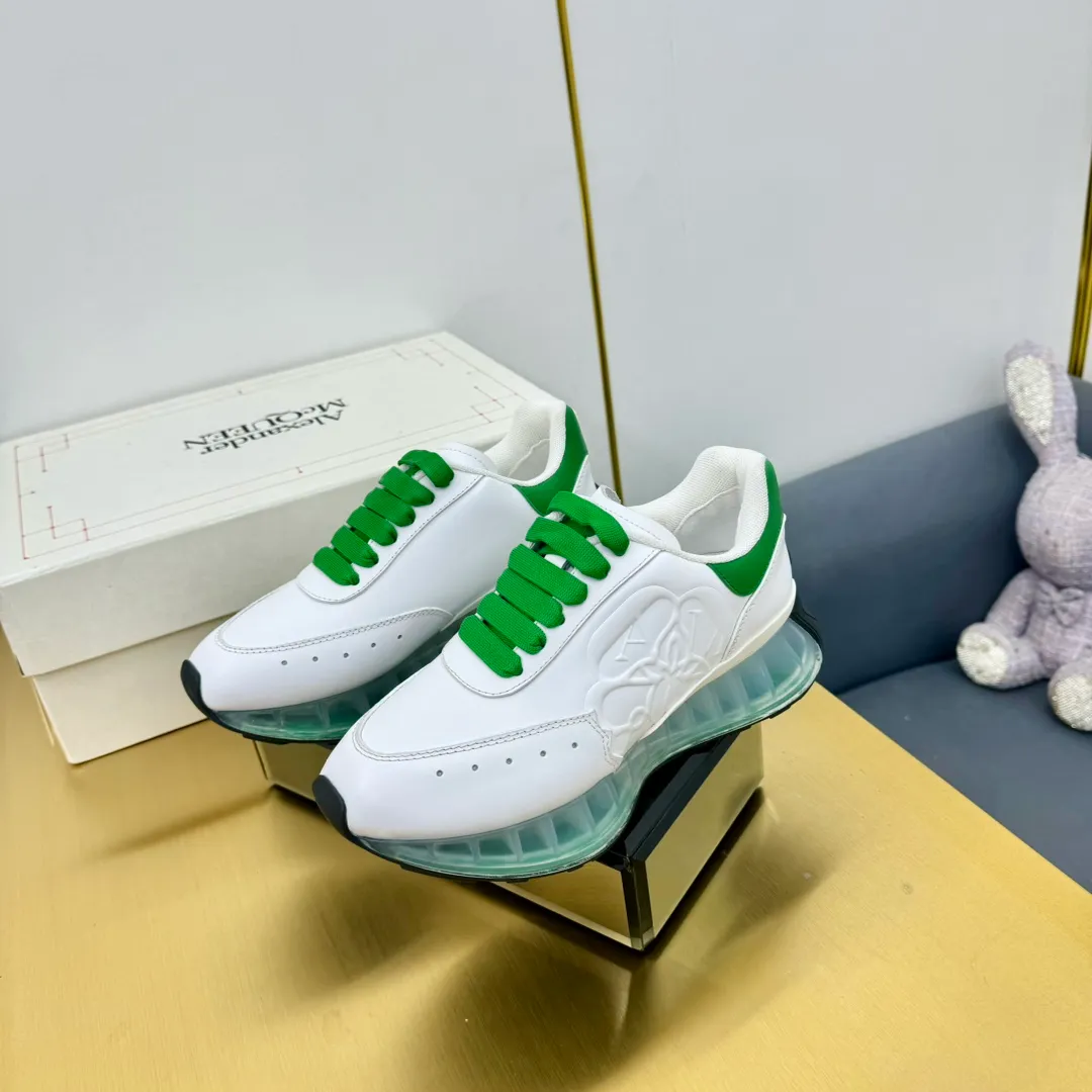 👟👟Ex-factory price 680👟👟 Top version of air cushion bottom, couple size 35-44 🔥ALEXANDER MCQUEEN/Alexander McQueen 2024 new Sprint sports running dad shoes top version Sprint Runner uses white imported environmentally friendly leather splicing and printed concave and convex font technology for the upper and outline Seal logo. Alexander McQueen LUGO logo on the heel and tongue with Alexander McQueen signature. The sneakers feature an oversized runner's sole, which makes running comfortable and convenient. Fabric: Calfskin and cloth Lining: Mesh and sheepskin lining Filled heel non-slip and wear-resistant back cover Foot: Imported PoLo injection molded sheepskin foot Outsole: Air cushion Standard size 35-44 Female size 35-39 Male size 40-44